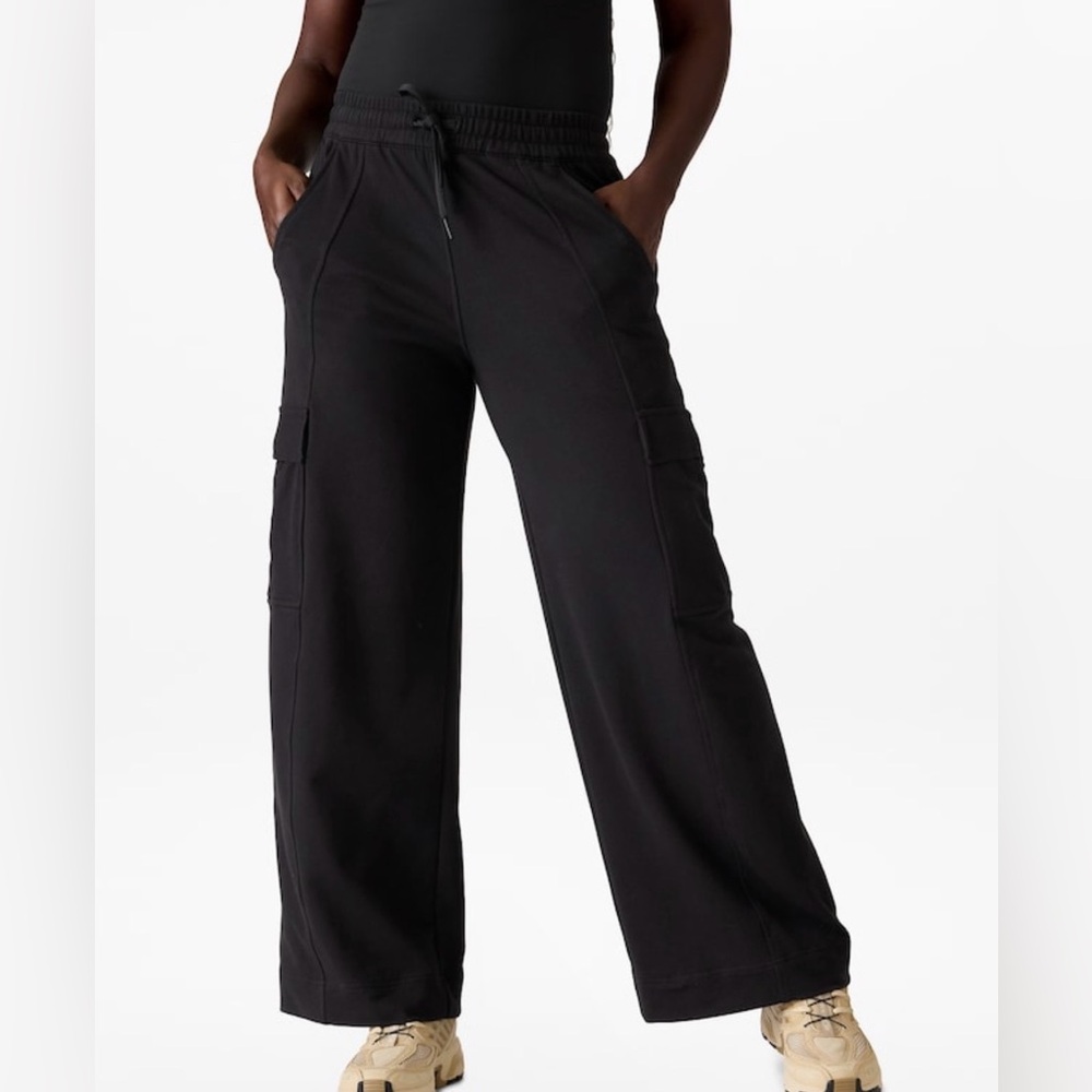 🏷️NWT Athleta Size Large Retroterry High Rise Wide Leg Cargo Pant Black New $109